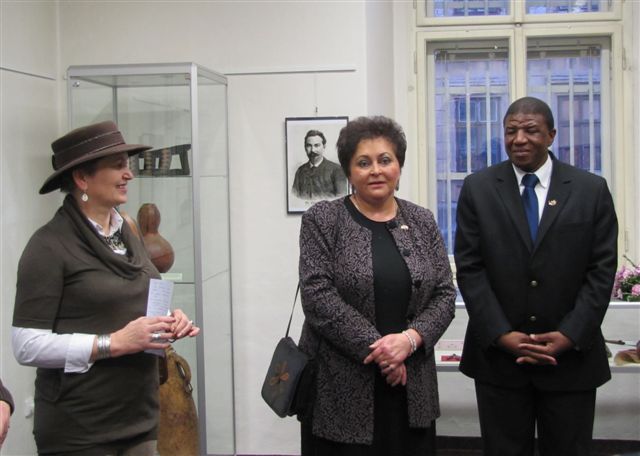Vlevo autorka vstavy M. Imbrov spolu s velvyslanci Jihoafrick ambasdy