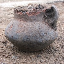 Ndoba kultury se rovou keramikou tsn po vyjmut z hrobov jmy.