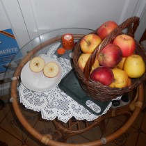 Pipraveny byly i vnon zvyky - rozkrojen jablka, poutn lodiek, hzen stevcem atd. 