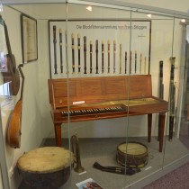Vystaven klavichord je ze sbrky naeho muzea. Dle jsou k vidn dv piana vyroben v tovrn Leo Siebera ze atce. 