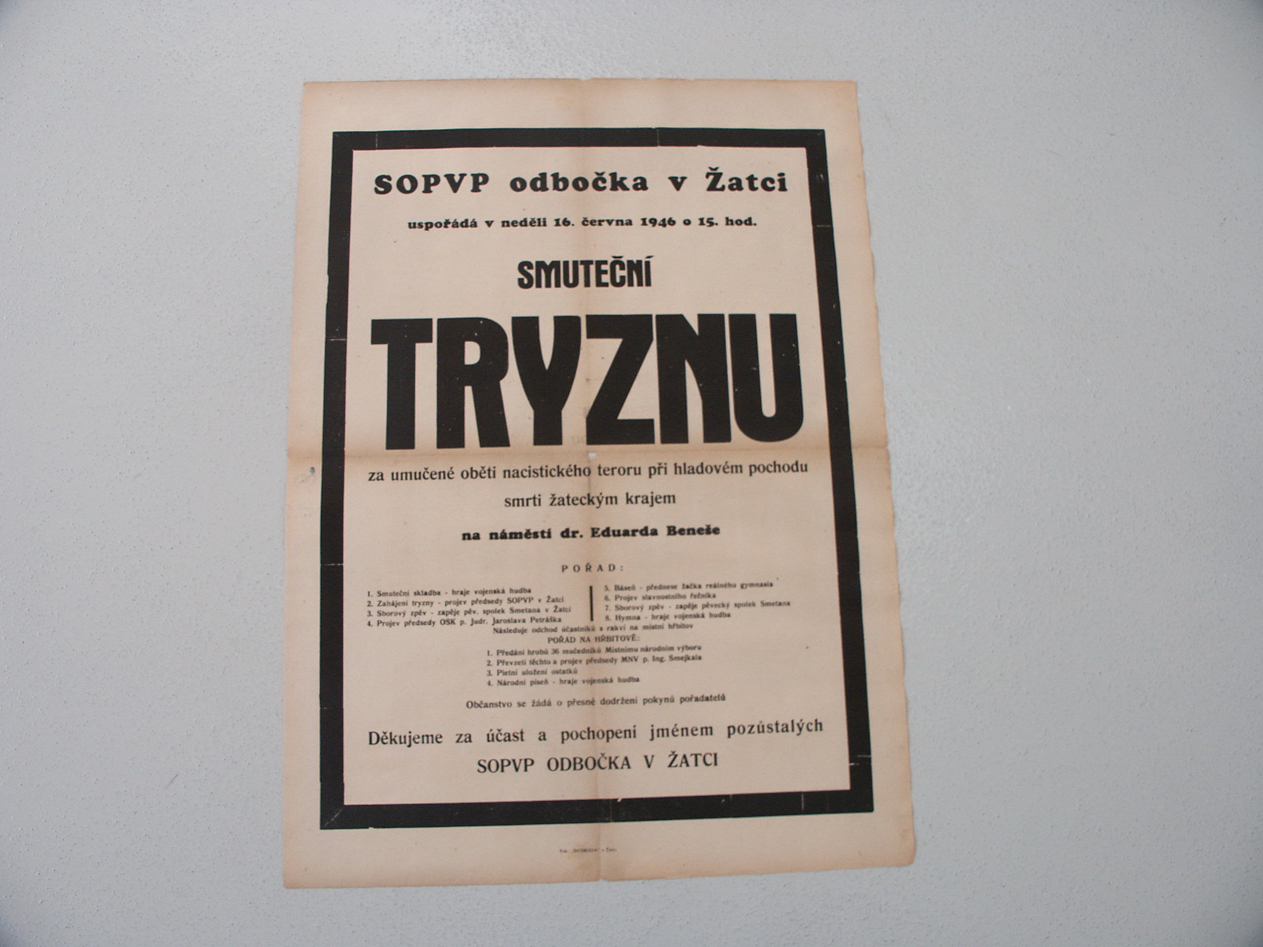 Plakát zvoucí na smuteční tryznu na náměstí E. Beneše v Žatci 1946
