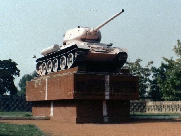 7. I v Žatci byl přetřen tank na růžovo. 