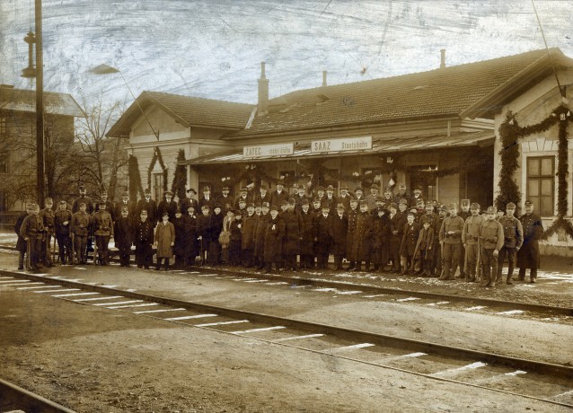 2. Vzácná fotografie zachycuje zaměstnance železnice a české vojáky na nádraží Žatec-západ roku 1919. Foto: Archiv RMŽ. 