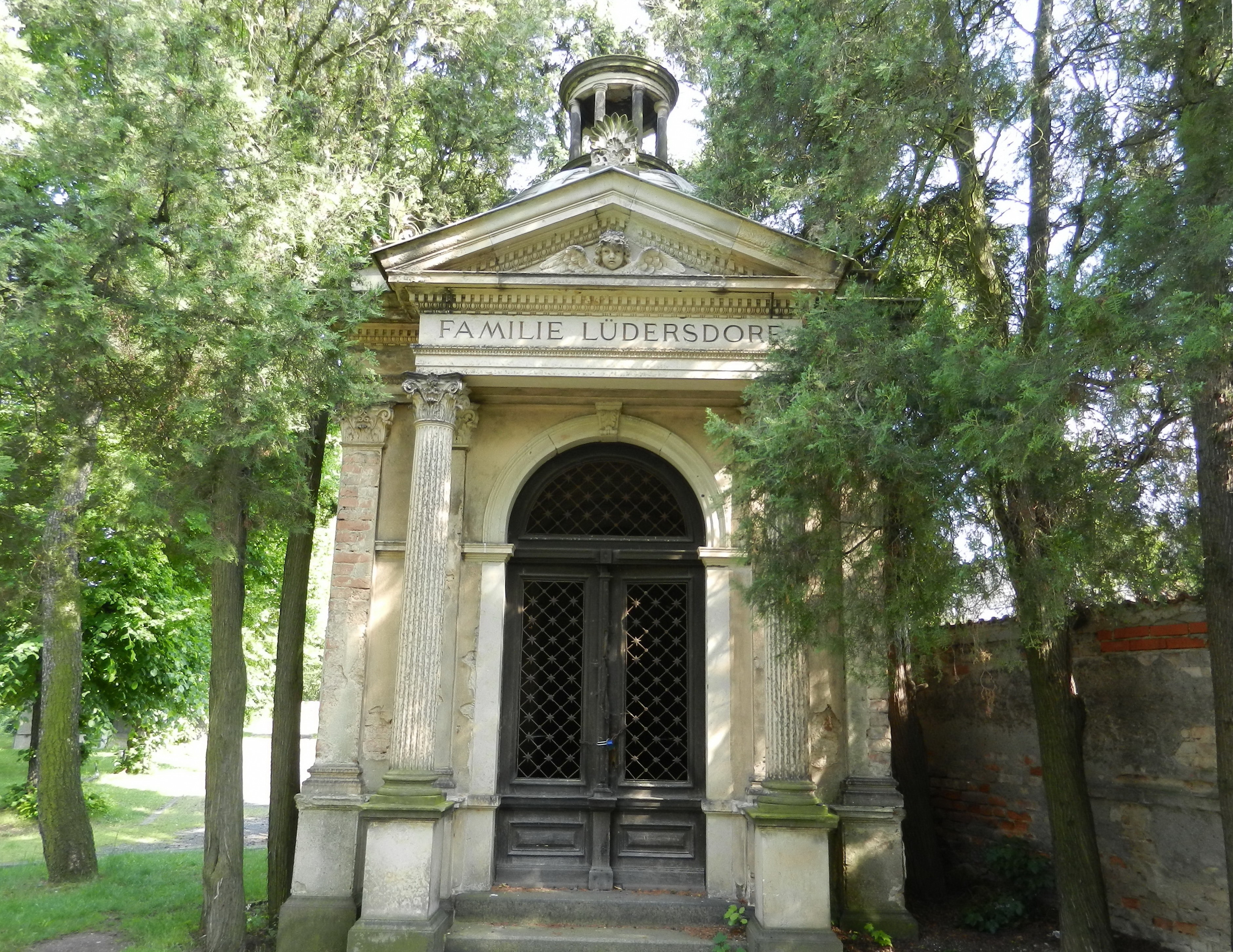 Hrobka Lüdersdorfů na žateckém hřbitově