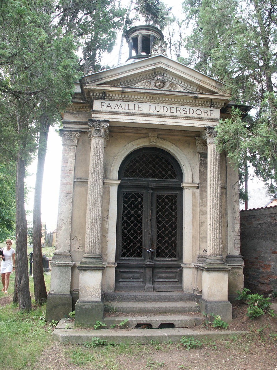 Neorenesanční hrobka rodiny Lűdersdorfovy, která byla navržena architektem Josefem Petrovskym a postavena v roce 1882.