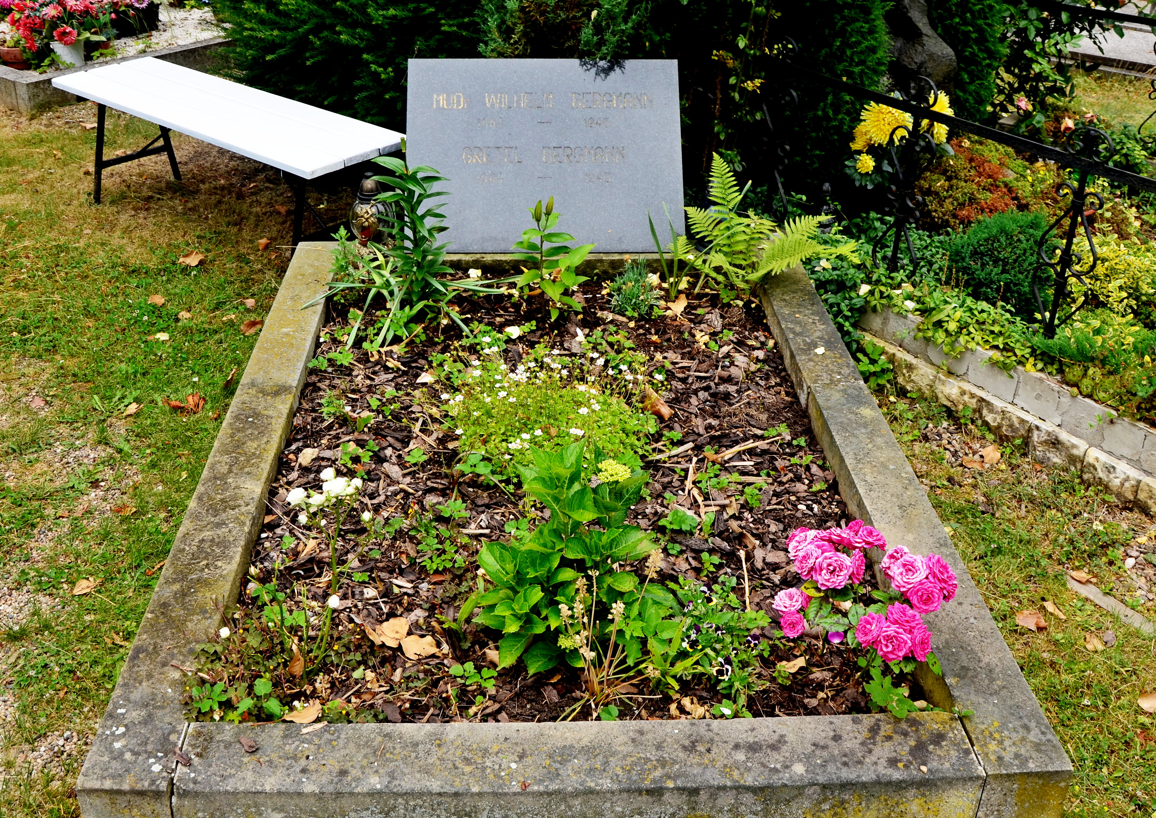 Hrob primáře Bergmanna na žateckém hřbitově roku 2020