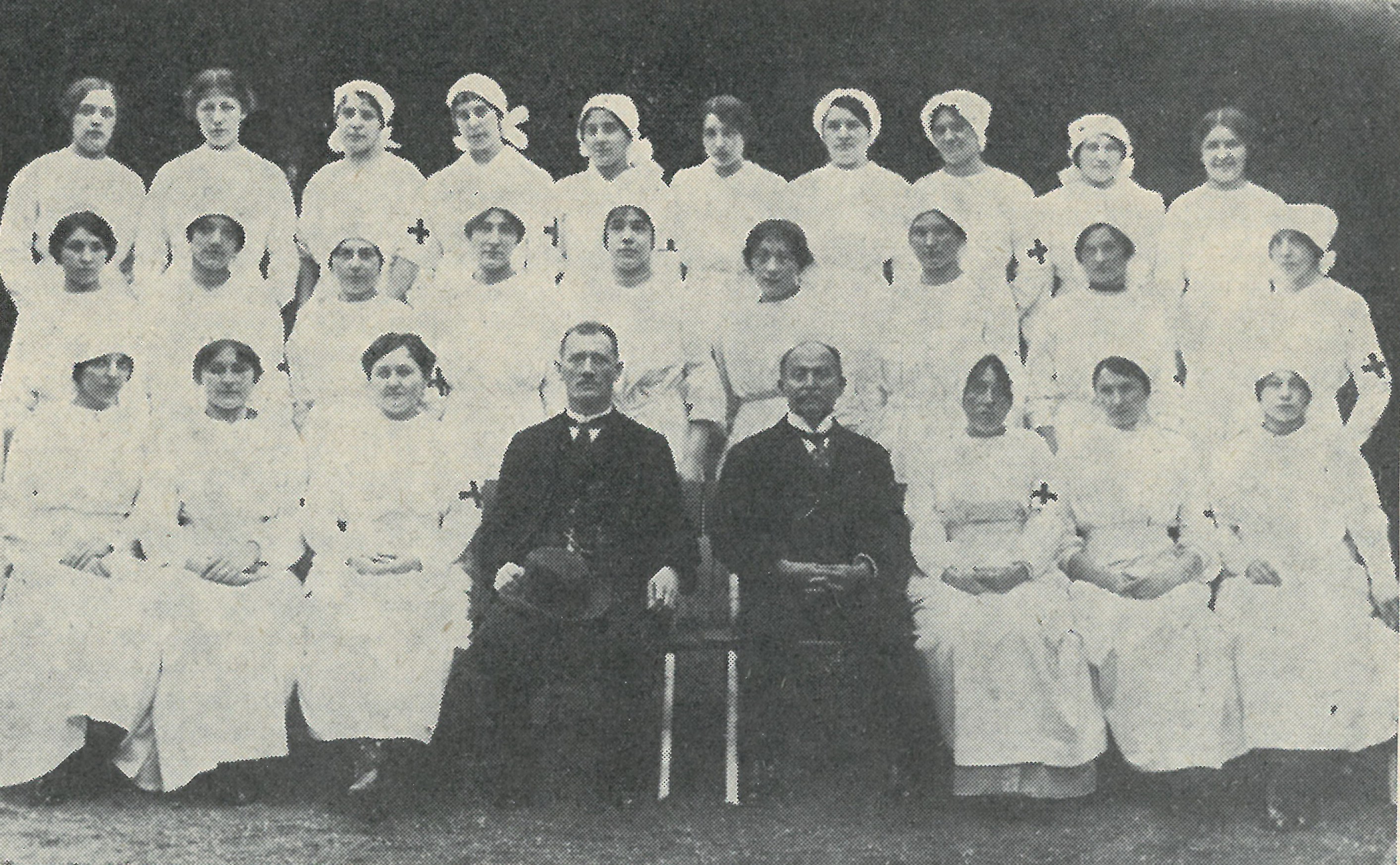 Se sestřičkami ze žatecké nemocnice patrně roku 1914. Dr. Bergamann sedí vlevo s kolegou Steinem