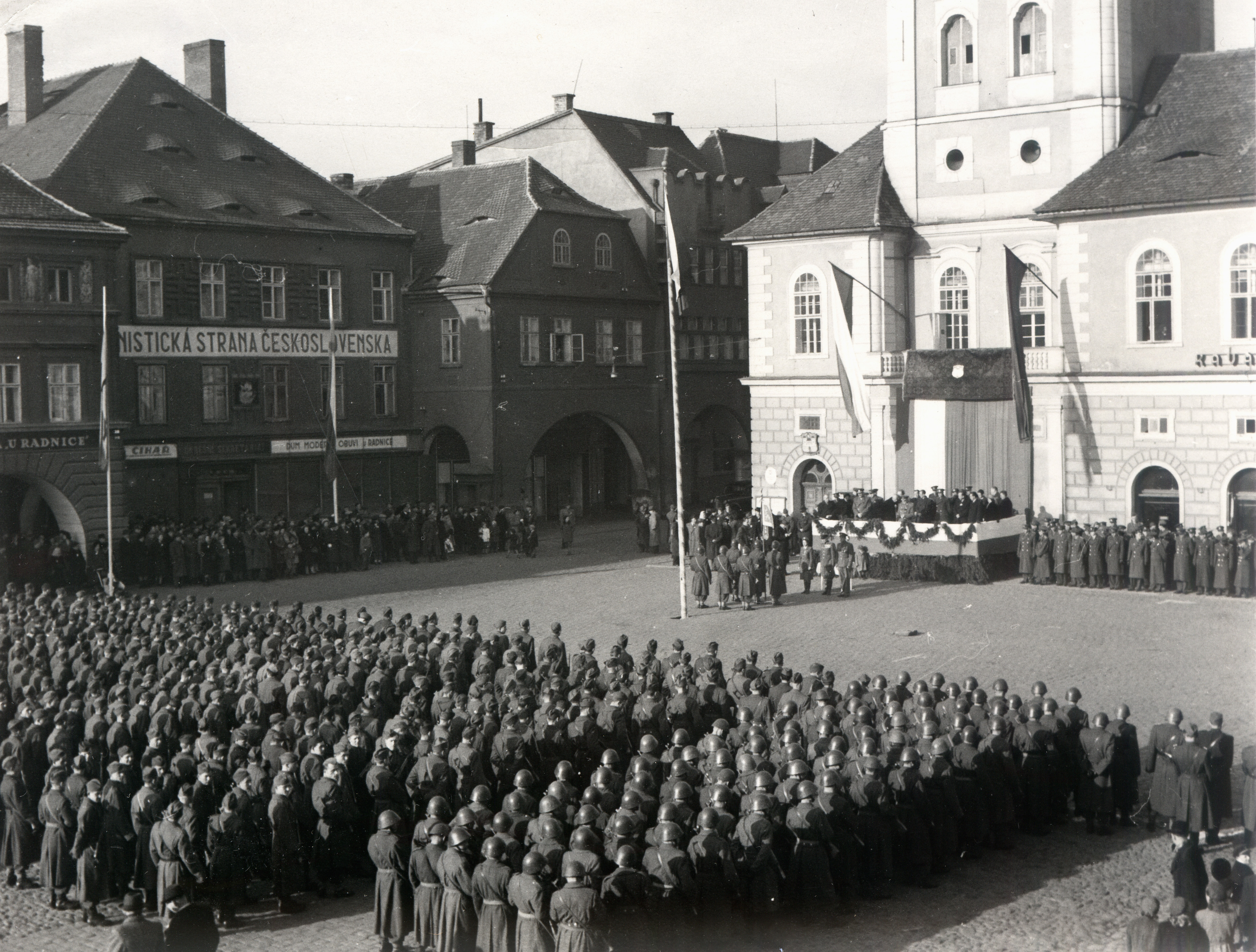 Vojáci před žateckou radnicí 28.11.1948 - Přejmenování vojenského útvaru na Útvar Volyňských Čechů