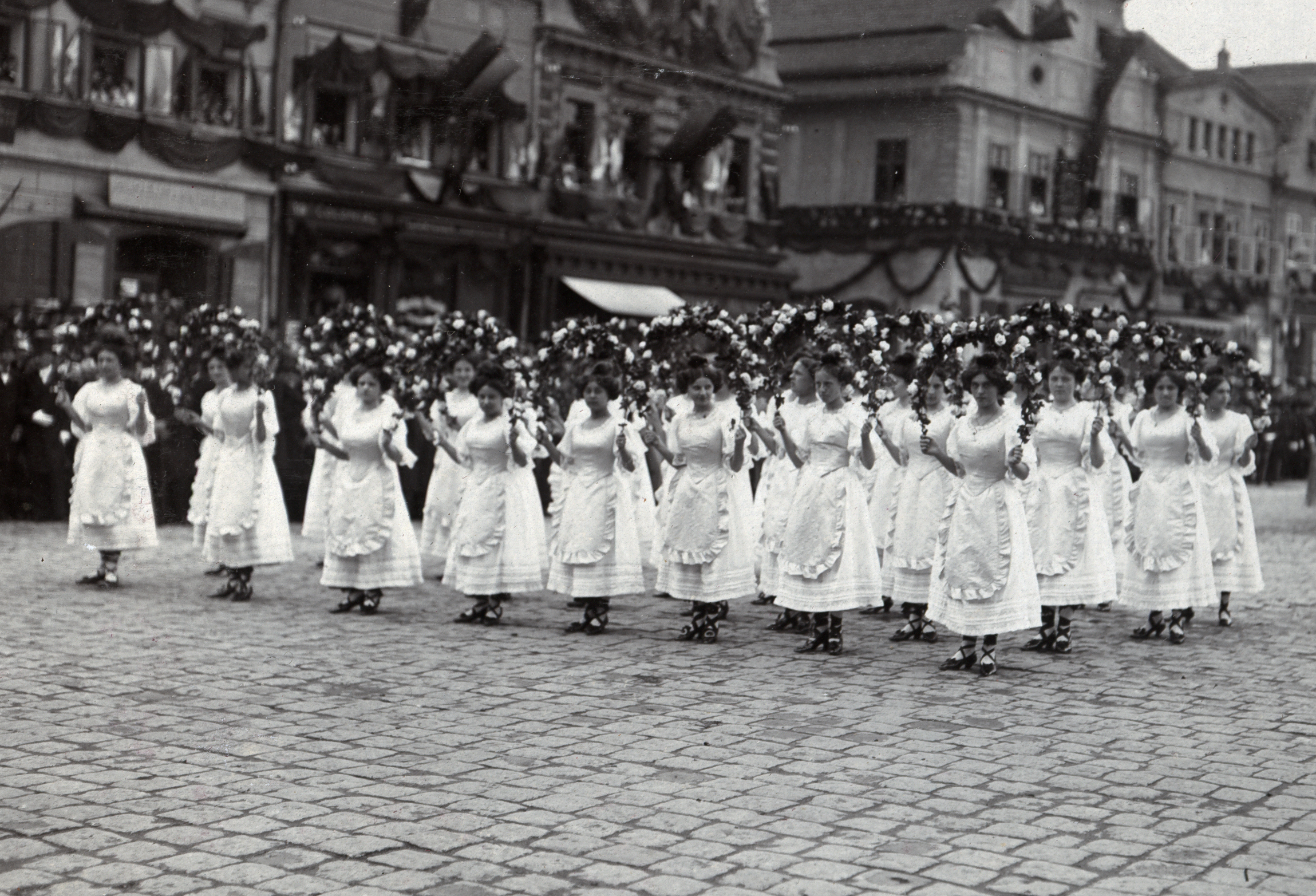 Chmelový tanec pro vévodu Karla Habsburka  1910. H. Hassmann se podílela na organizaci slavnosti