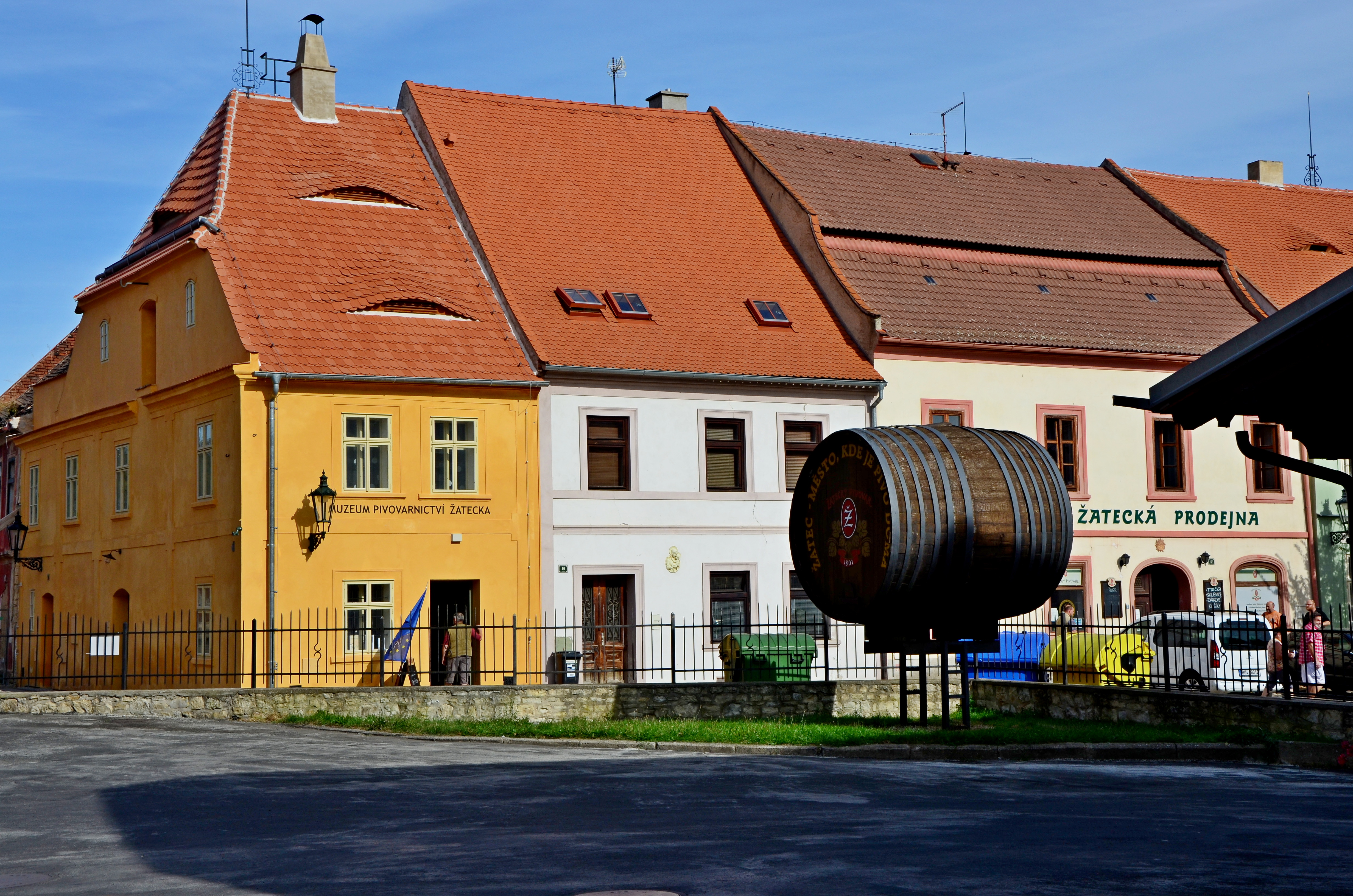 V domě, kde kdysi žil starosta Titlbach je dnes prodejna žateckého pivovaru  zcela vpravo