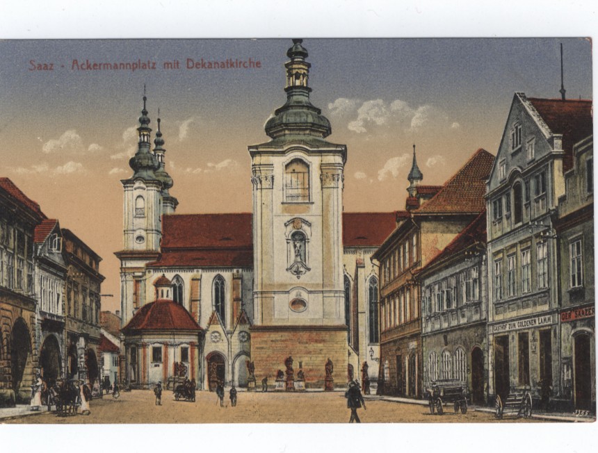 Pohled na kostel s Nepomukovou kaplí za první republiky. Hošťálkovo náměstí tehdy neslo název Ackermannovo.   