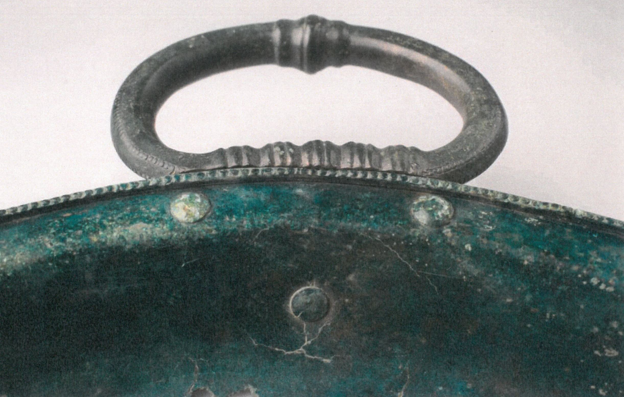 Detail ucha bronzové etruské nádoby (sbírka Národního muzea v Praze) 