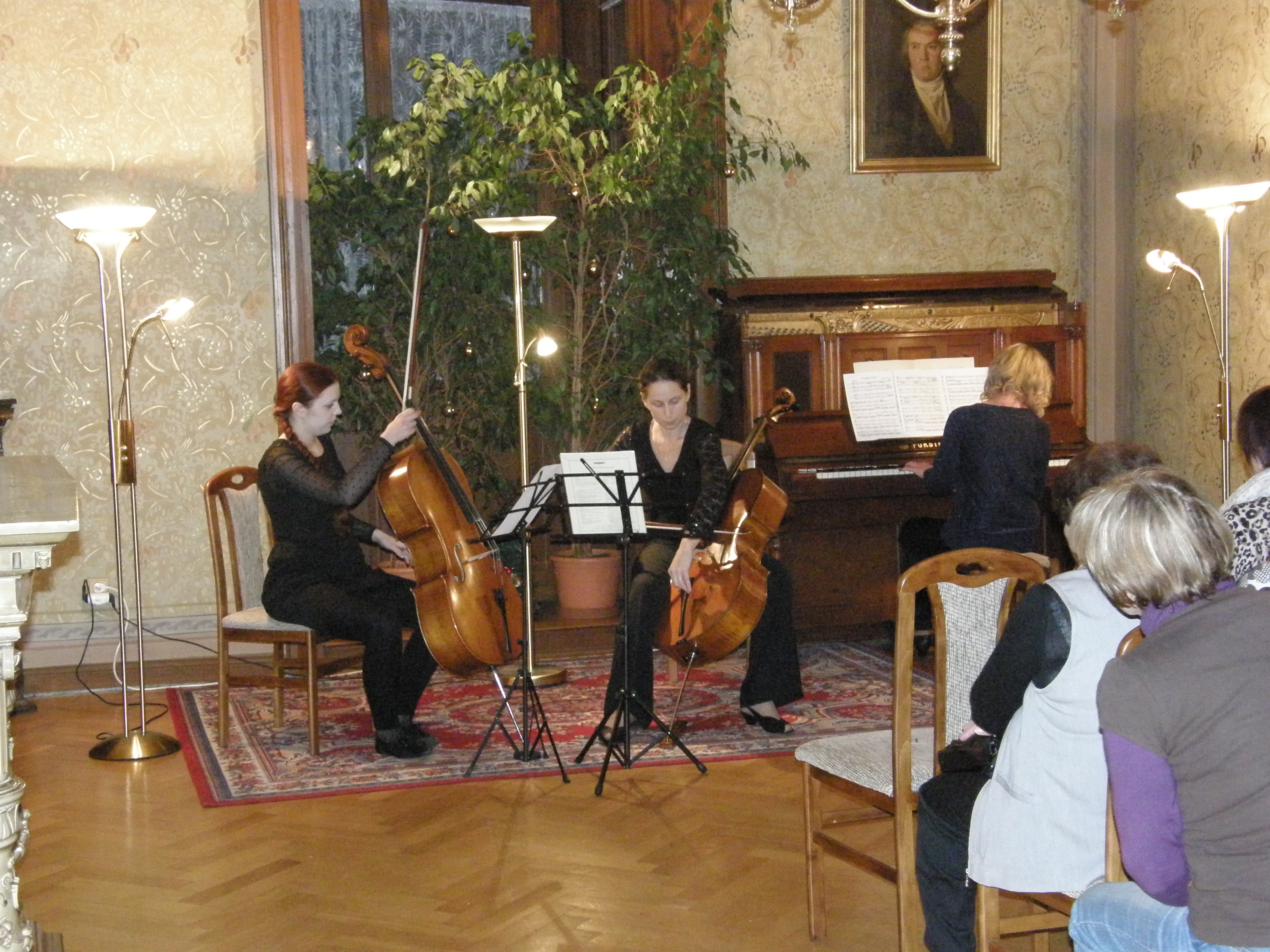 Olga Šelembová a Alena Kramerová zahrály na violoncello za klavírního doprovodu Hany Kocumové. 