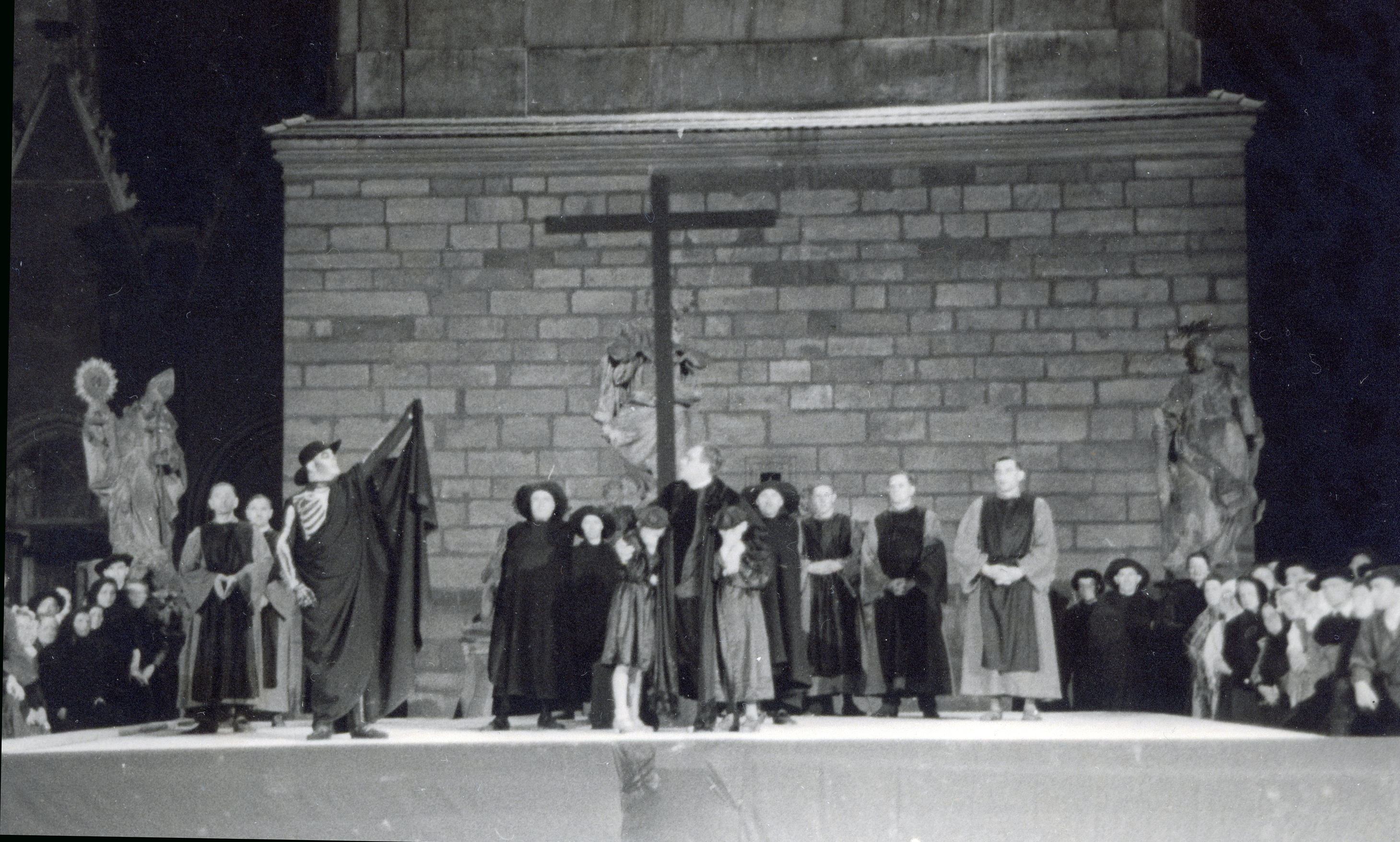 Představení Ackermanna před žateckým kostelem 1940