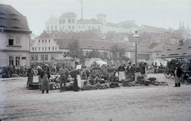 Okurkové náměstí s trhem