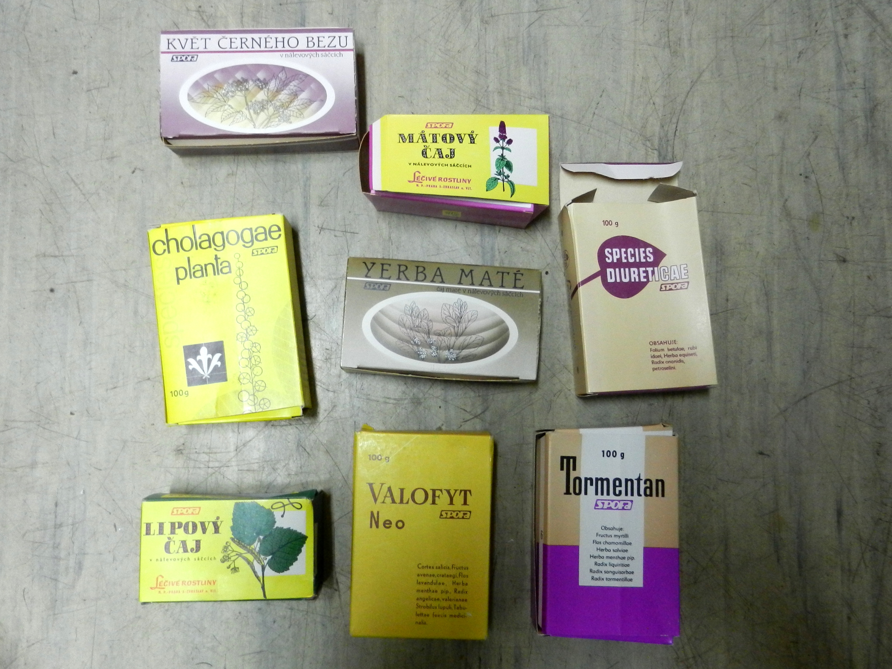 Krabičky čajů z 80. let 20. století, které muzeu tehdy věnoval zbraslavský podnik pro výstavu o místním průmyslu. 