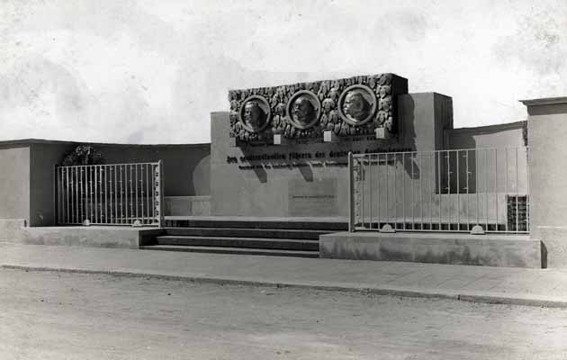 památník s bronzovými reliéfy významných chmelařů Theodora Zulegera, Josefa Fischera a Dr. Hanse Damma