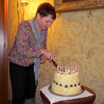 Nakrojení dortu  bylo v režii paní starostky Z. Hamousové (foto J. Kubíček).