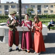 V klášterní zahradě vystoupil Aleš Musil, Veronika Musilová a Kateřina Bambousová ze ZUŠ Žatec 