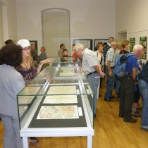 Návštěvníci vernisáže výstavy 10 let obnovení turistiky v Žatci 
