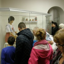 Na vernisáž přišlo 141 návštěvníků. Muzeum opět praskalo ve švech. 