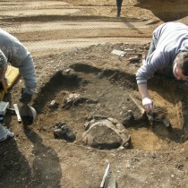Pracovníci žateckého muzea J. Holštajn a Mgr. M. Černý odkrývají kostru a předměty hrobové výbavy. Foto: P. Holodňák 