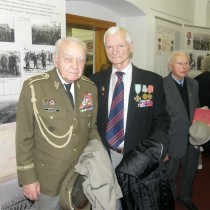 Hostem vernisáže byl brigádní generál Ing. Miloslav Masopust (zleva) a Tichomír Mirkovič, bývalý jugoslávský partyzán.