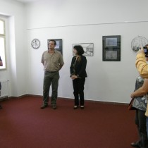 Zahájení výstavy v podání ředitelky muzea a autora drátovaných objektů L. Lokajíčka