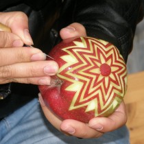 Vyřezávání do jablka. 