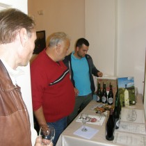 Po skončení přednášky měli hosté možnost ochutnat a zakoupit víno z Vinařství Němeček.
