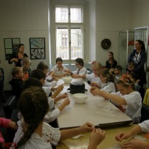 Děti z dramatického oboru pod vedením R. Huňatové ze ZUŠ v Žatci si připravily povídání pověstí ze Žatce. 