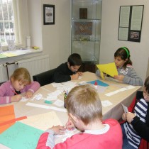 Kromě výroby dušičkových věcí si děti tvořily papírové netopýry a ducháčky.