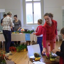Pod vedením paní profesorky J. Kaňovské studenti pomáhali dětem ze ZŠ Liběšice s výrobou dušičkových dekorací.