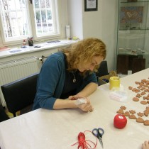 Čtvrteční odpoledne jsme si zpestřili zdobením keramických perníčků pod vedením paní učitelky ze ZUŠ v Žatci E. Polcarové. 