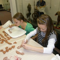 Dvě děvčata z 5. A, která nás navštívila ráno, se vrátila na "místo činu" i odpoledne. Obě si vyzkoušely zdobení keramických perníčků. 