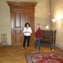 Slavnostního zahájení výstavy panenek se osobně zúčastnila rebornistka paní Dagmar Němcová, která pohovořila o historii a výrobě rebornů.