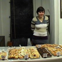 Ve středu k nám dorazila cukrárna Bárny z Mostu. Na prodej byly posvícenské koláče, rohlíčky a štrůdly. 