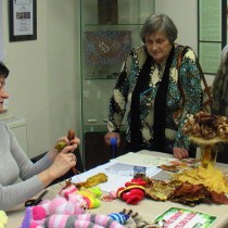 Ukázka výroby hraček z ponožek a růží z listů. Prezentace činnosti Domova pro seniory. 