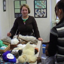 Ve čtvrtek jsme se setkali s paní L. Janečkovou, která nám nejprve ukázala vlnu z různých zvířat. Vysvětlila nám, že přede z ovčí, psí, kočičí, lamí, králičí srsti. Všechny jsme si mohli osahat. 