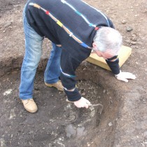 Vedoucí výzkumu dr. Petr Holodňák při odkrývání amfory v jednom z hrobů.