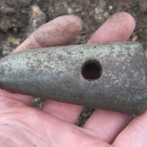 Kamenný sekeromlat tvořil výbavu jednoho z nalezených hrobů.