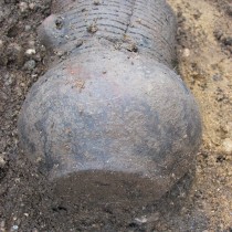 Zdobený pohár s malým ouškem se vyskytuje výhradně v mužských hrobech.