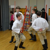 Na úvod vernisáže se představili chlapci z tanečního oboru ZUŠ v Žatci, který vede I. Fábryová. 