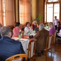 Jednání Komise pro muzea a kulturní památky Euroregionu Krušnohoří se zúčastnila také starostka města Žatce Z. Hamousová, která přivítala členy komise. 