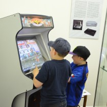 Součástí expozice je herní automat. 