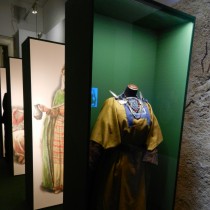 Replika ženského oděvu z doby stěhování národů (foto M. Krausová)