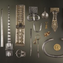 Soubor předmětů z Měcholup, které je možno v originále vidět v Muzeu hlavního města Prahy (foto M. Frouz) 