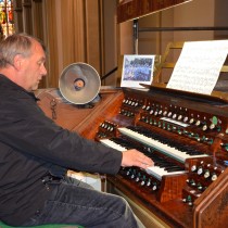 V Děkanském kostele preludoval na varhany pan M. Ryska. 