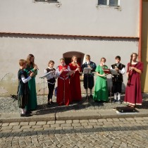 Flétnový soubor ze ZUŠ v Žatci pracující pod vedením V. Musilové zahrál u otevřené památky č.p. 7. 