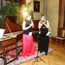 Marie Vencourová a Kateřina Bambousová zahrály na zobcové flétny za doprovodu cembala. 